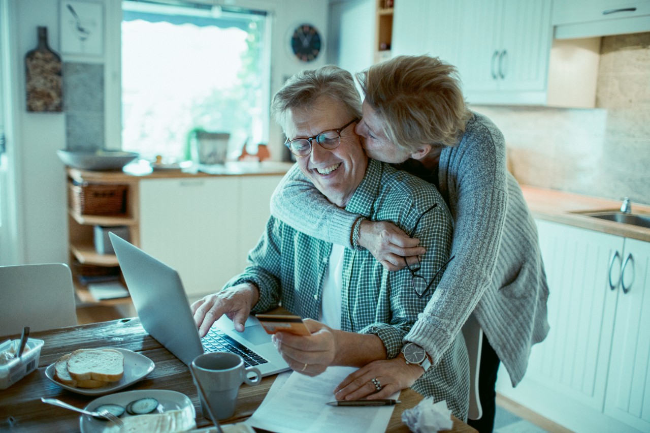 Man en vrouw aan tafel