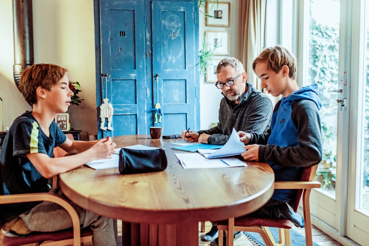 Vader aan tafel met zoons