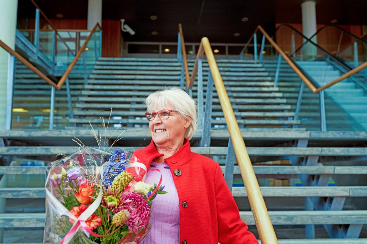 oudere-dame-krijgt-bloemen-gaat-met-pensioen-laatste-werkdag-2