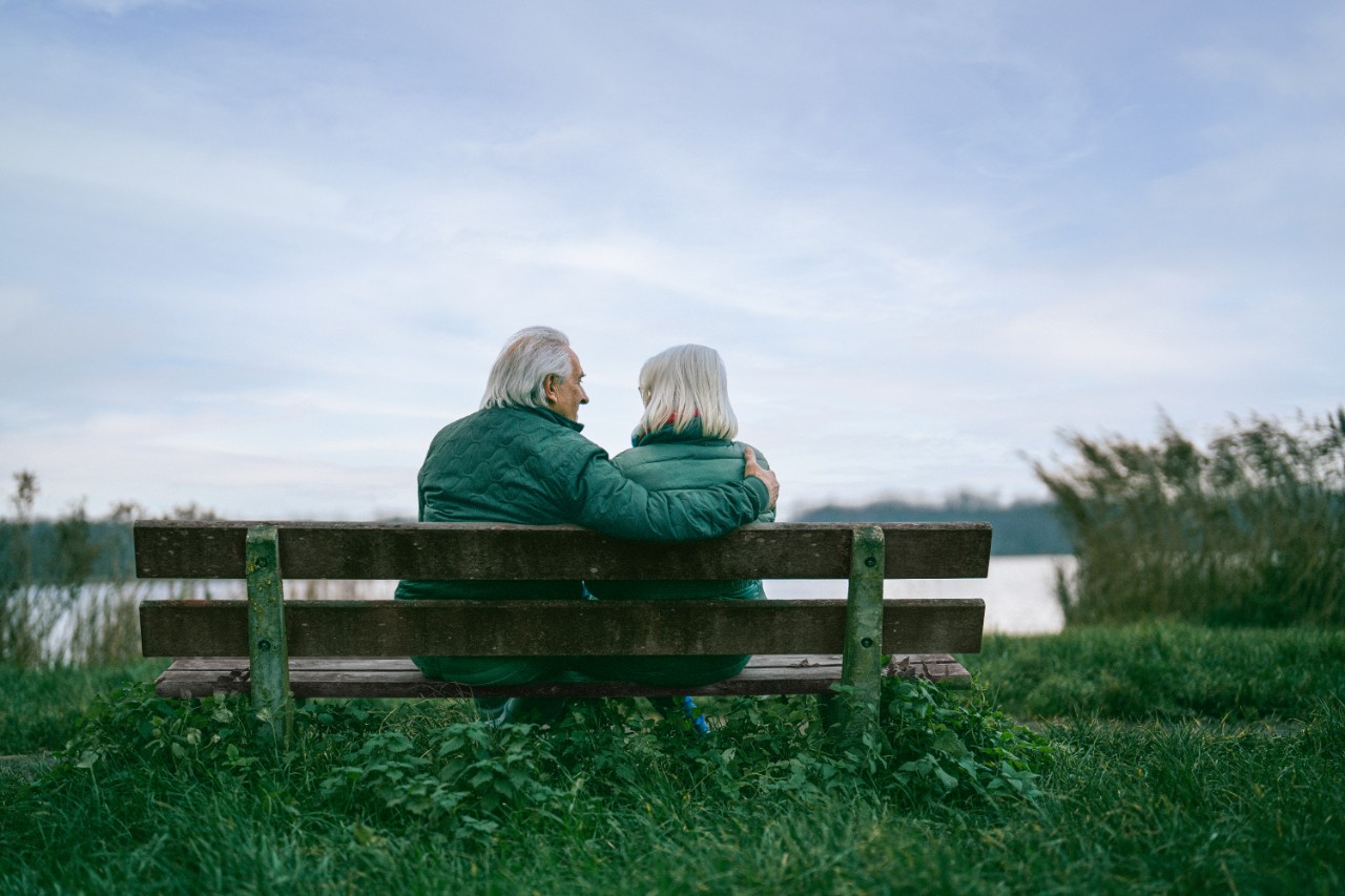 ouder stel zittend op bankje