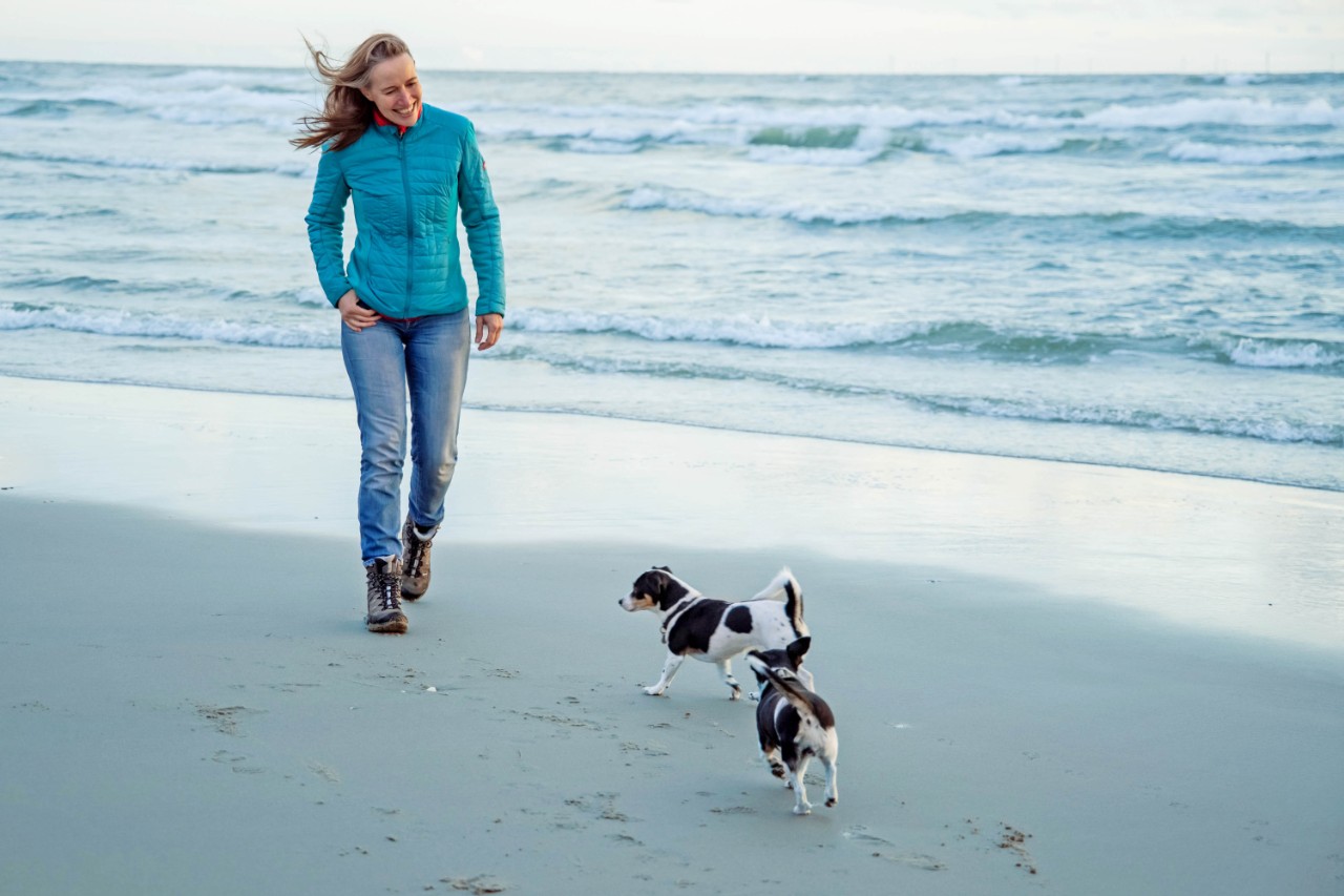 vrouw-op-strand-met-honden