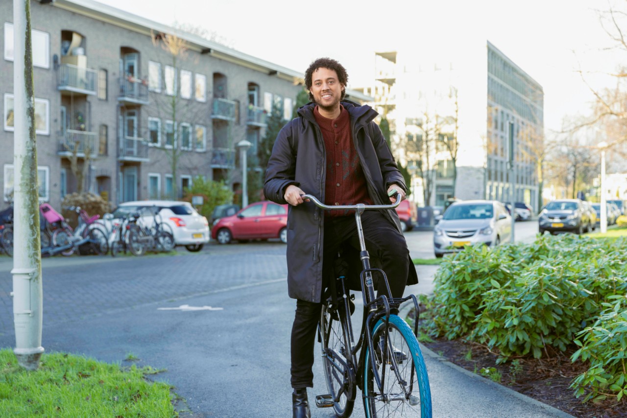 begeleider-op-fiets-onderweg-poseren