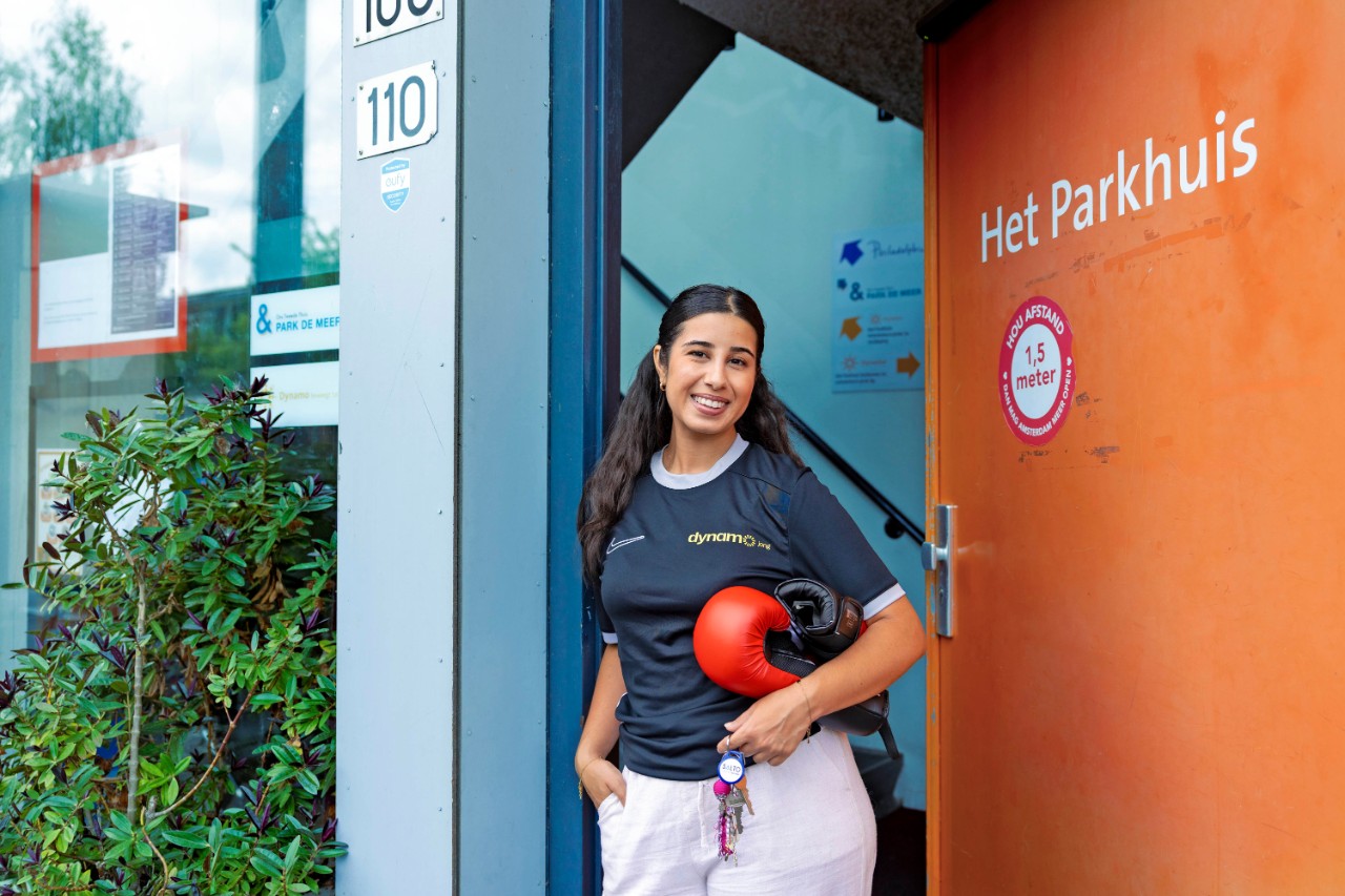 jonge deelnemer sport met bokshandschoenen