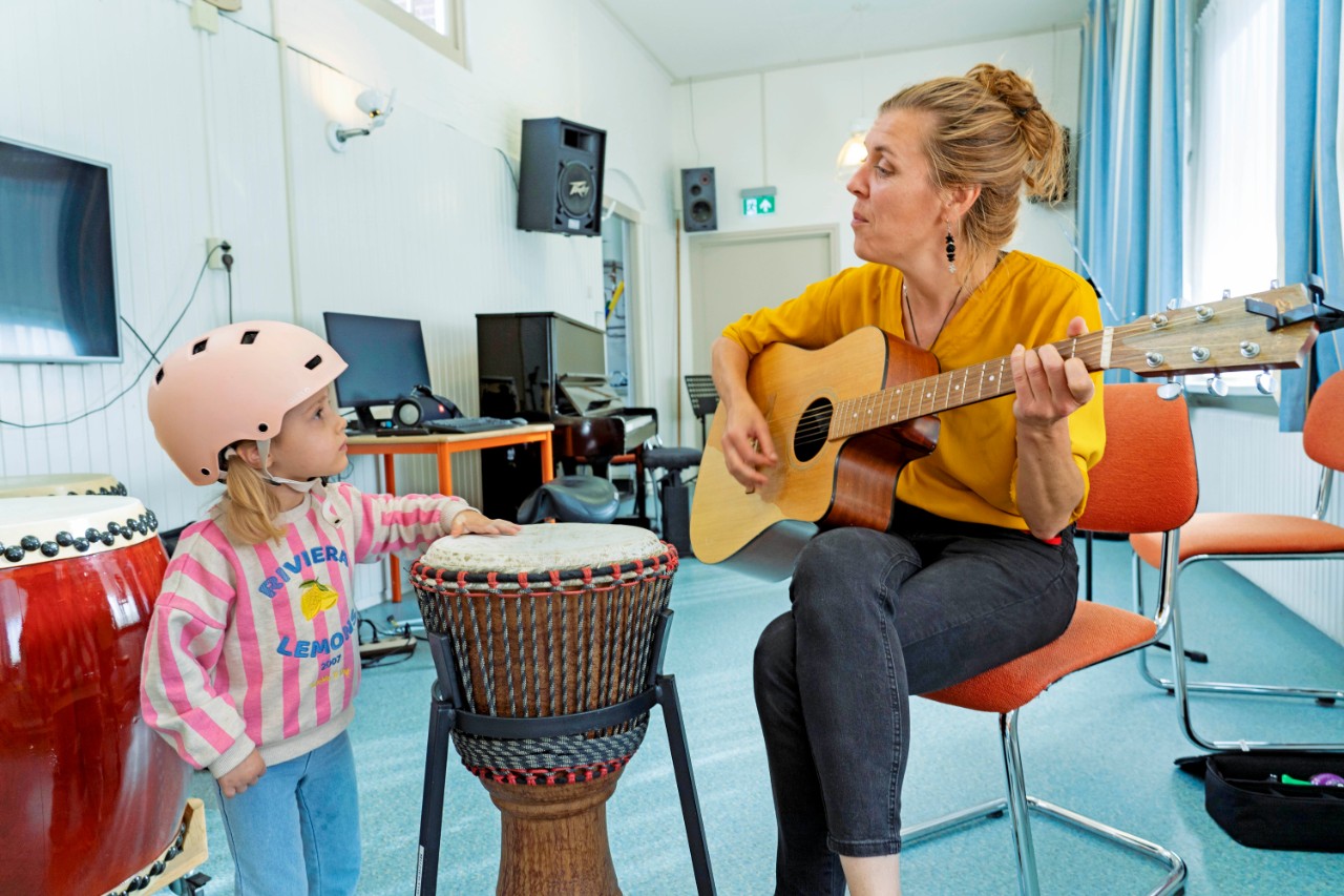 DE BEELDREDAKTIE / JAAP SCHAAFT.B.V. PGGM GOED BEZIG 03-2023RUBRIEK "VAN DE WERKVLOER"BEESTERSZWAAG D.D. 14.09.2023MUZIEK-THERAPEUTE ARISKA GROEN MET TIES DE JONG EN J. FINKE