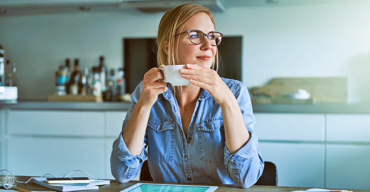 Vrouw-drinkt-koffie-aan-tafel