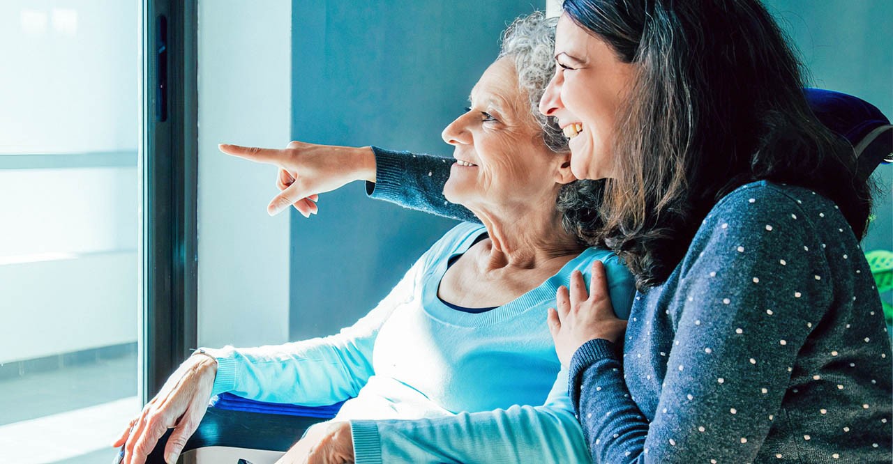 Vrouwen kijken lachend uit het raam