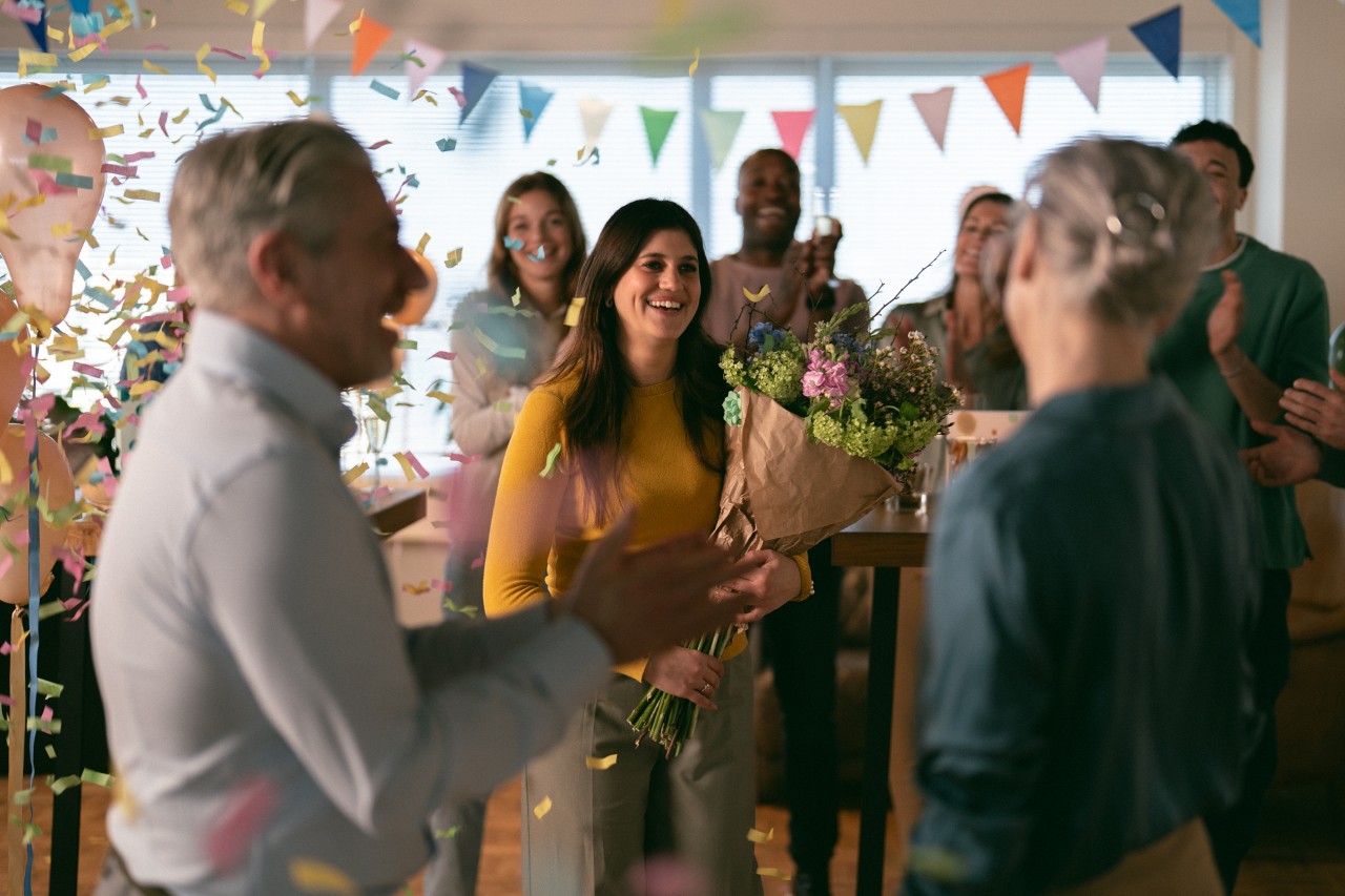 dame gaat met pensioen feest thuis