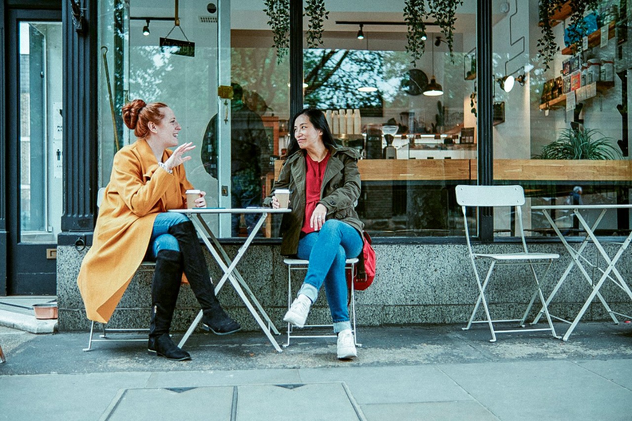 Twee-vrouwen-drinken-koffie-op-terras