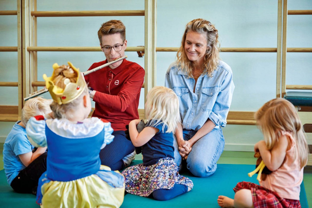 Sophie naast Maarten met groep kinderen