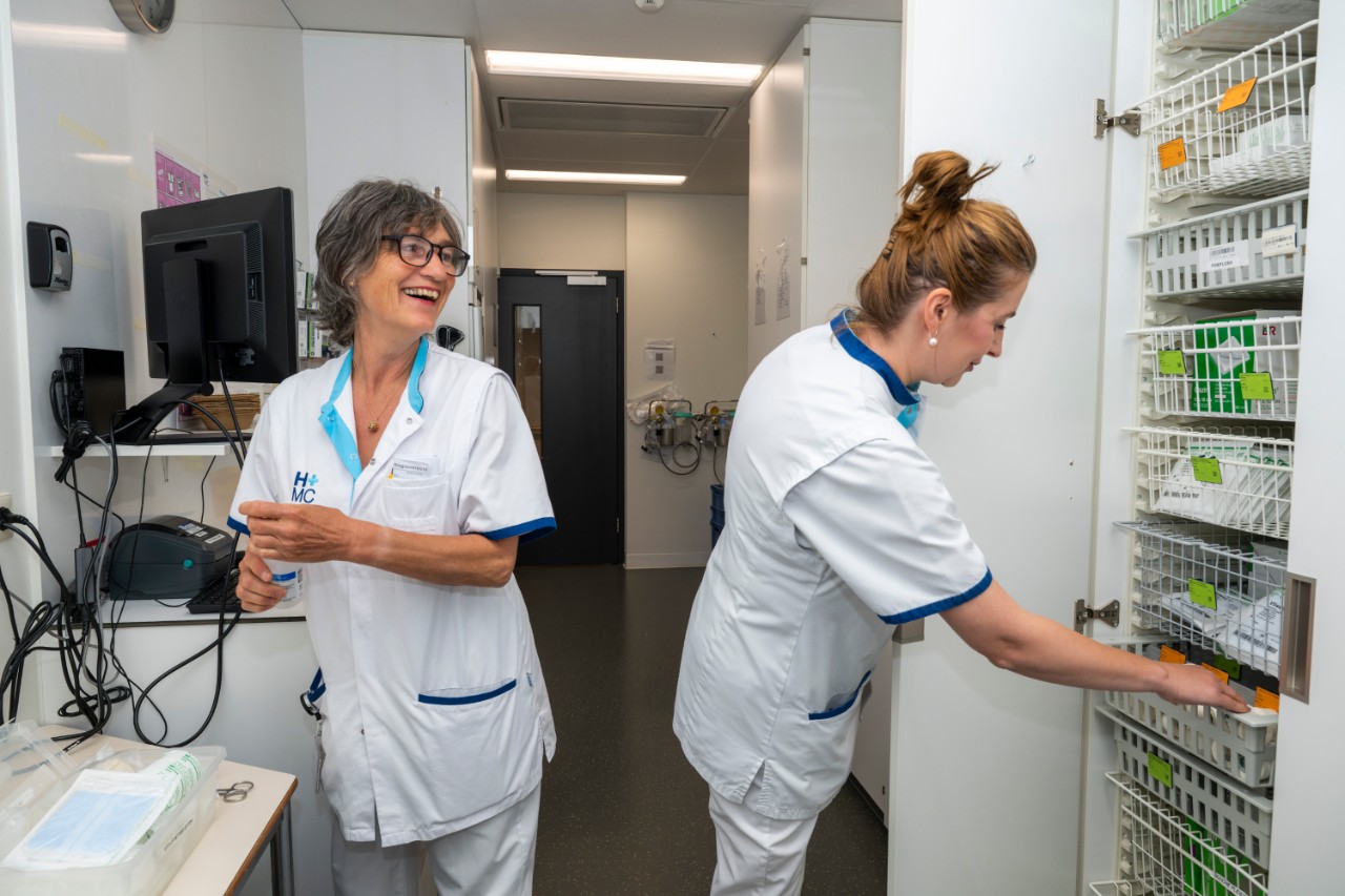 verpleegkundigen bij medicijnenkast lachend