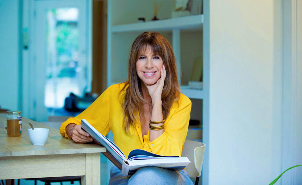 portrefoto van Isa Hoes met groot boek op schoot