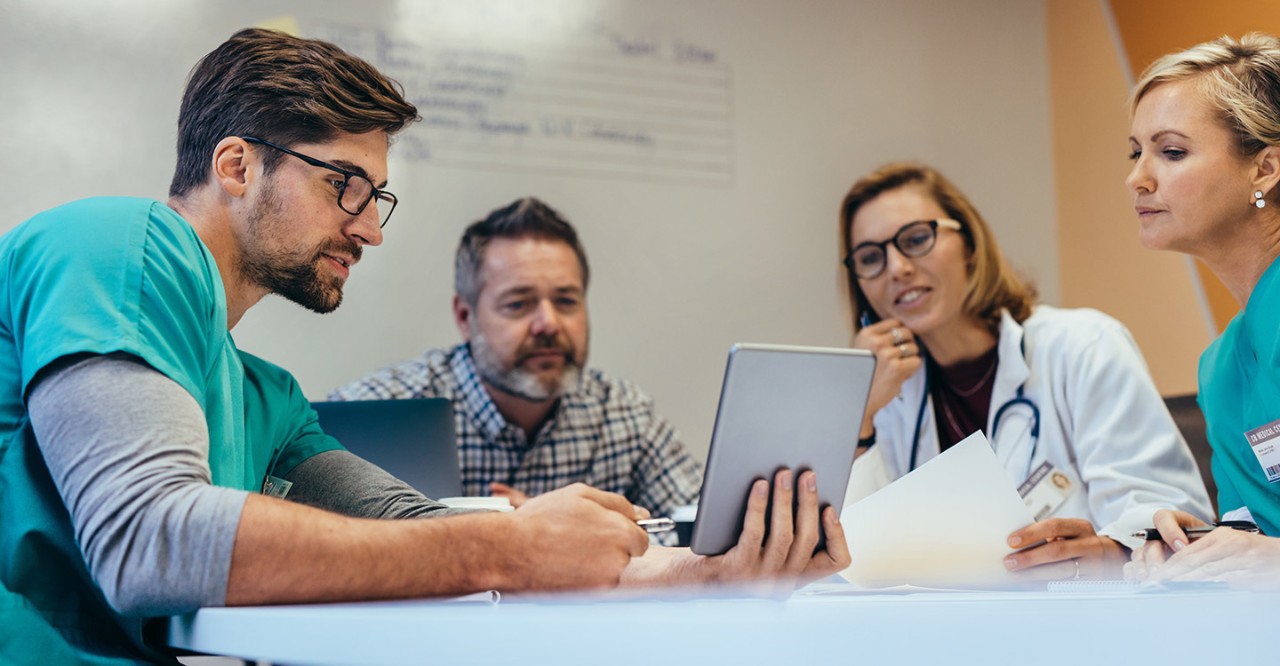 Twee verpleegster met elkaar in gesprek