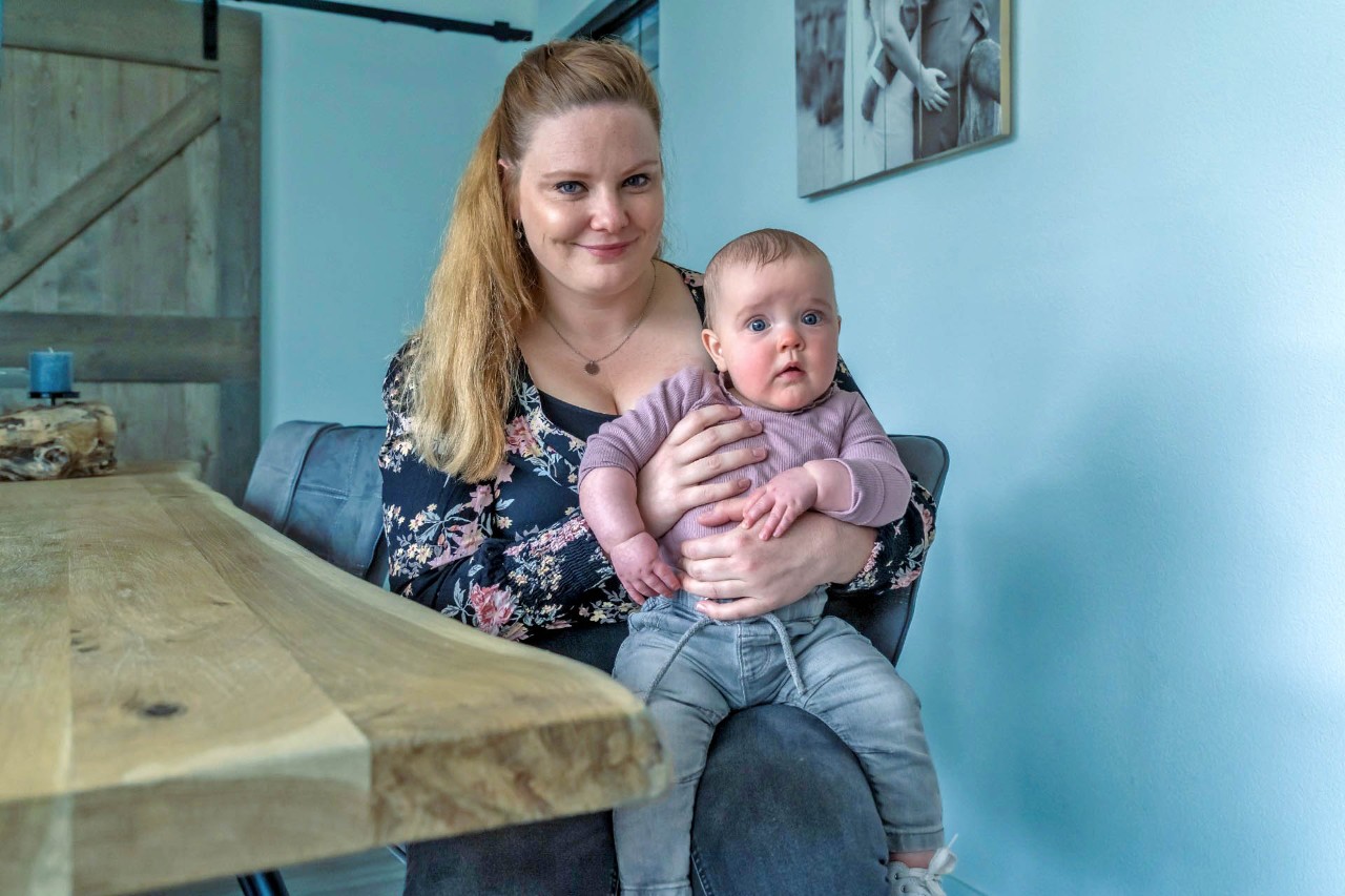 Annemarie met baby op schoot