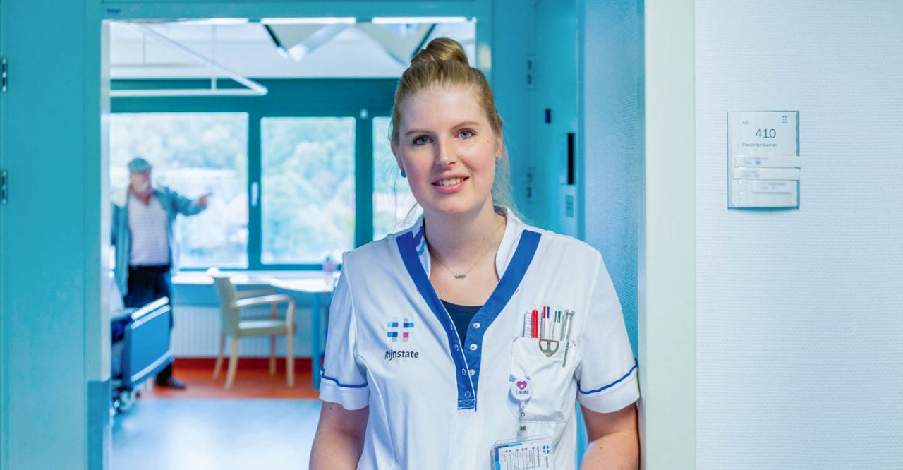 portretfoto in werkkleding in verpleegtehuis