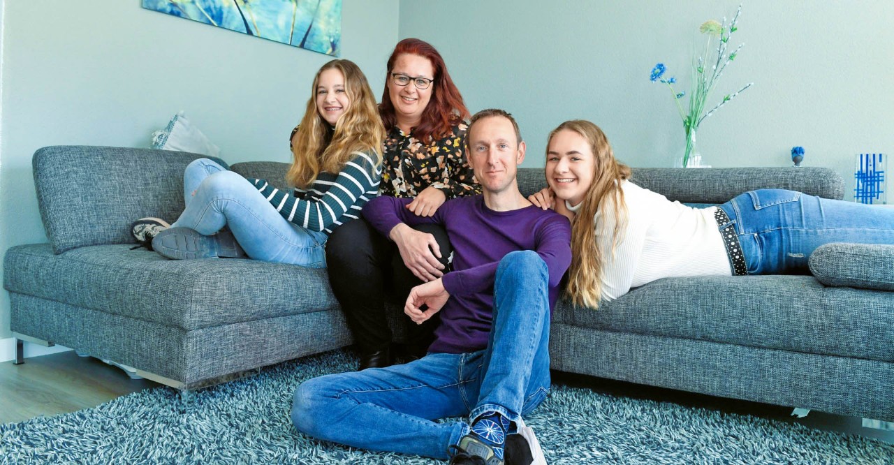 Martin en Daphne met gezin op de bank