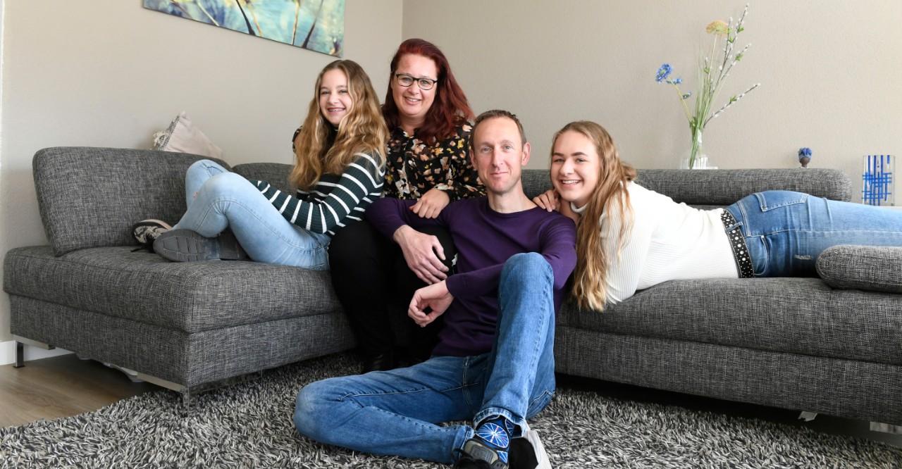 DE BEELDREDAKTIE / RAPHAEL DRENTT.B.V. PFZW BETERE WERELDTIEL D.D. 15.04.2020FAMILIE NEKEMANDaphne en Martin Nekeman. Werken beiden in Ziekenhuis Rivierenland in Tiel. Zij op de afdeling Urologie, hij is volgens mij anesthesist assistent. Ze hebben twee tienerdochters. Juist voor hun dochters is nu veel veranderd, zij passen zich vooral aan hun ouders op het moment. Het verhaal gaat over hoe het thuis reilt en zeilt nu ze beide in een vitaal beroep werken. Kortom, hoe is hun thuissituatie?