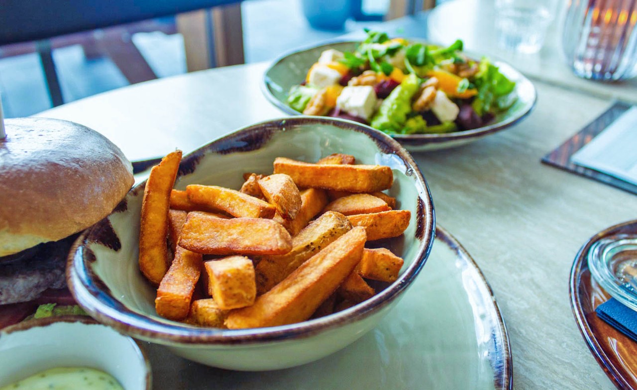 Friet-en-salade-op-tafel