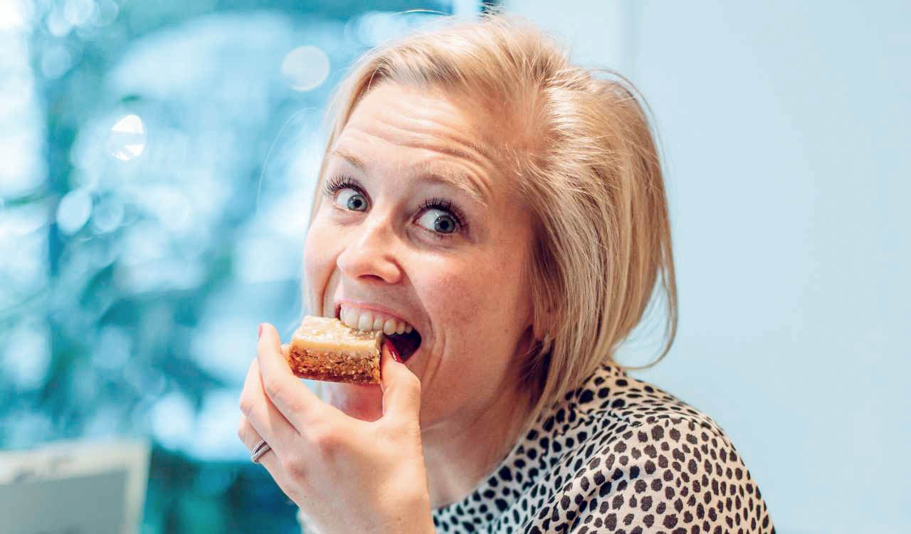 Savannah neemt hap van eten