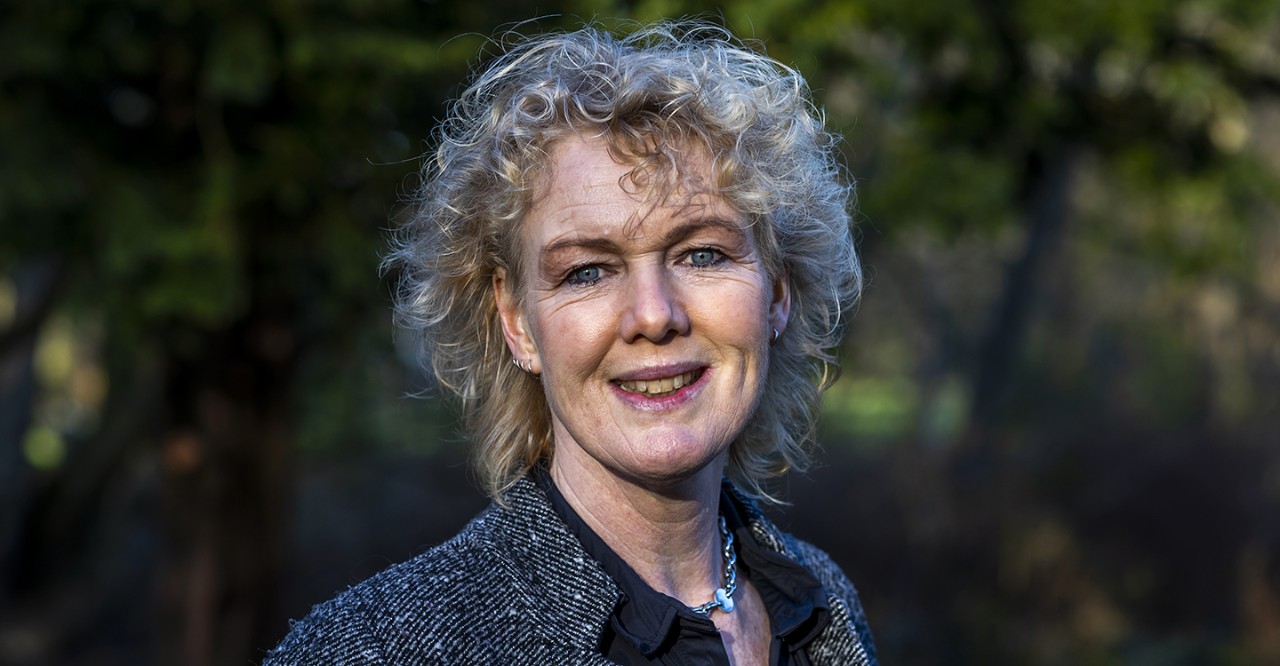 DE BEELDREDAKTIE / ANGELIEK DE JONGET.B.V. PFZW GOED BEZIG"HET VERHAAL"UTRECHT D.D. 10.01.2022LINDA DE ROOS, IC-VERPLEEGKUNDIGE IN HET UMC02. Het verhaal van...In ‘Het verhaal van...’ deelt een medewerker uit de sector zorg en welzijn zijn of haar persoonlijke verhaal over een fysiek, mentaal of financieel fit onderwerp. Linda de Roos werkt als ic- verpleegkundige in het UMC Utrecht en schreef onder andere het boek ‘Flinterdun, indrukwekkende ervaringen op de intensive care’. Met haar jarenlange ervaring probeert ze een licht in de duisternis te zijn voor mensen die zijn overgeleverd aan haar (intensieve) zorg. 