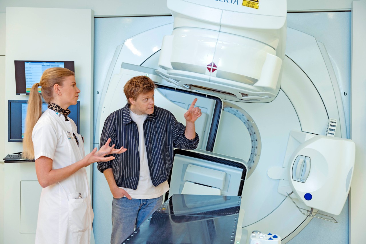 An-Sofie en Lex bekijken scanapparatuur in ziekenhuis