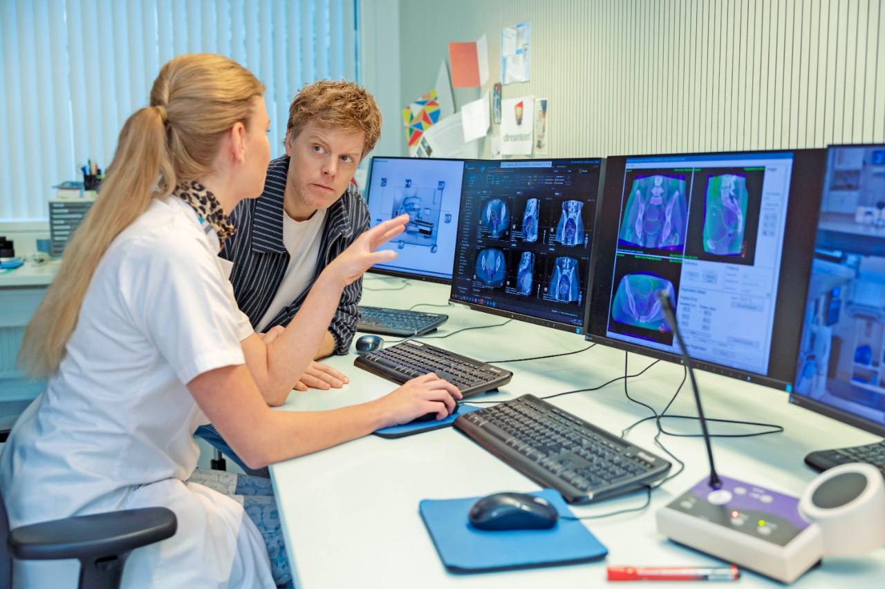 An-Sofie en Lex bekijken bij een computer scanbeelden