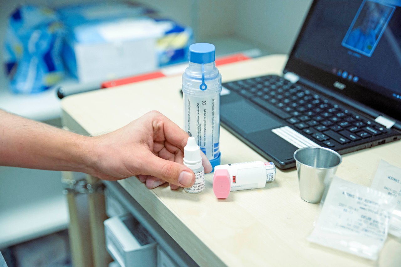 hand pakt medicijnen