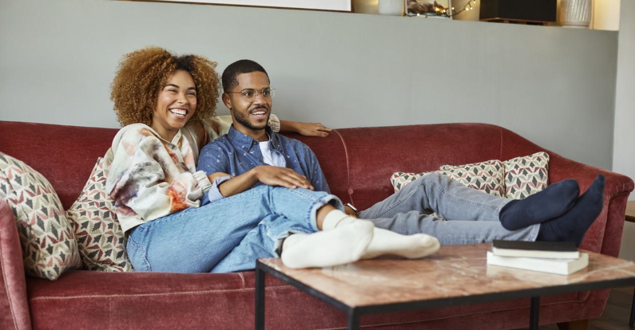 Jong stel op rode bank