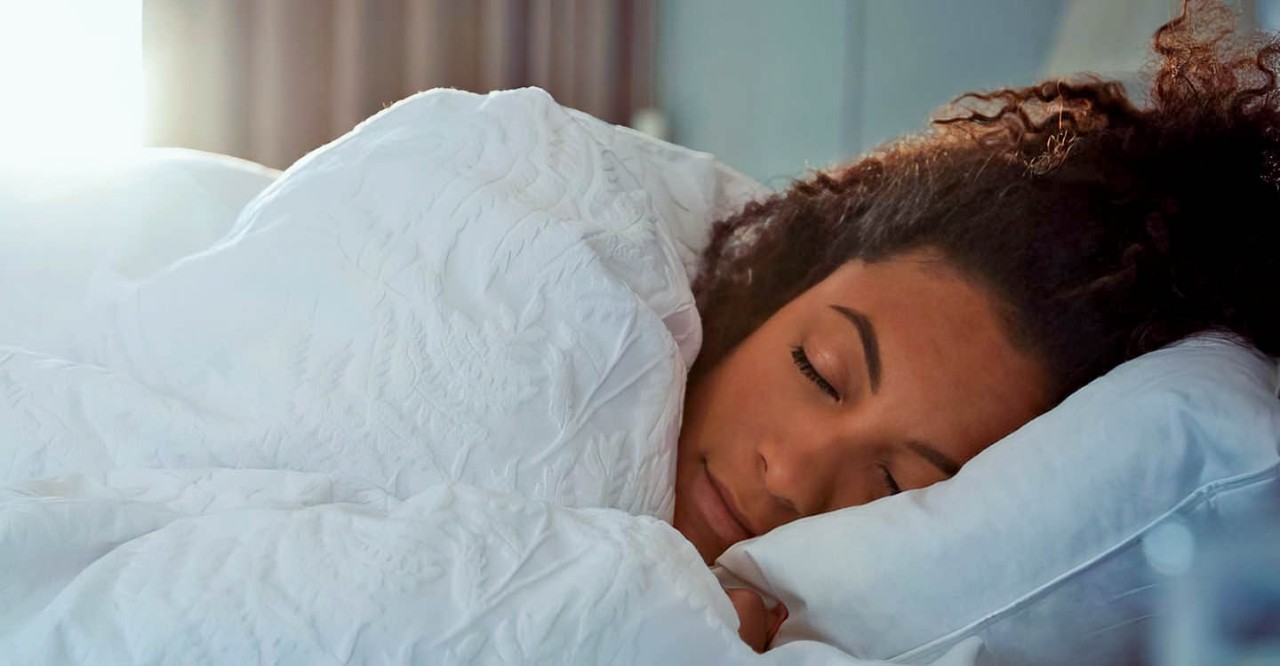 Vrouw ligt in bed te slapen