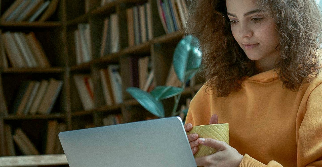 vrouw-met-kopje-voor-laptop