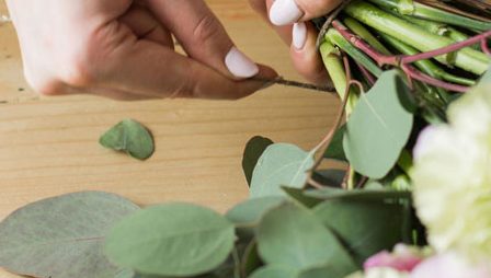 manon-leijten-bloemist-bindt-bloemen.jpg
