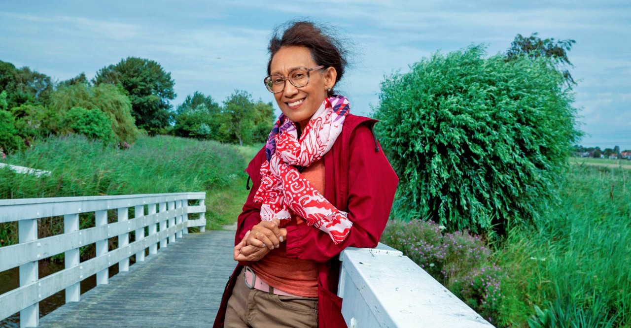 Foto van wandelcoach Wulan op een brug in de natuur