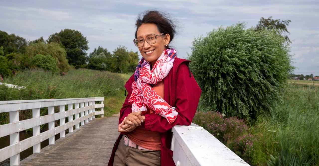 Foto van wandelcoach Wulan op een brug in de natuur