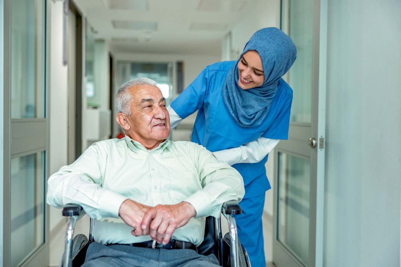 Verpleegkundige met bewoner verzorgingstehuis