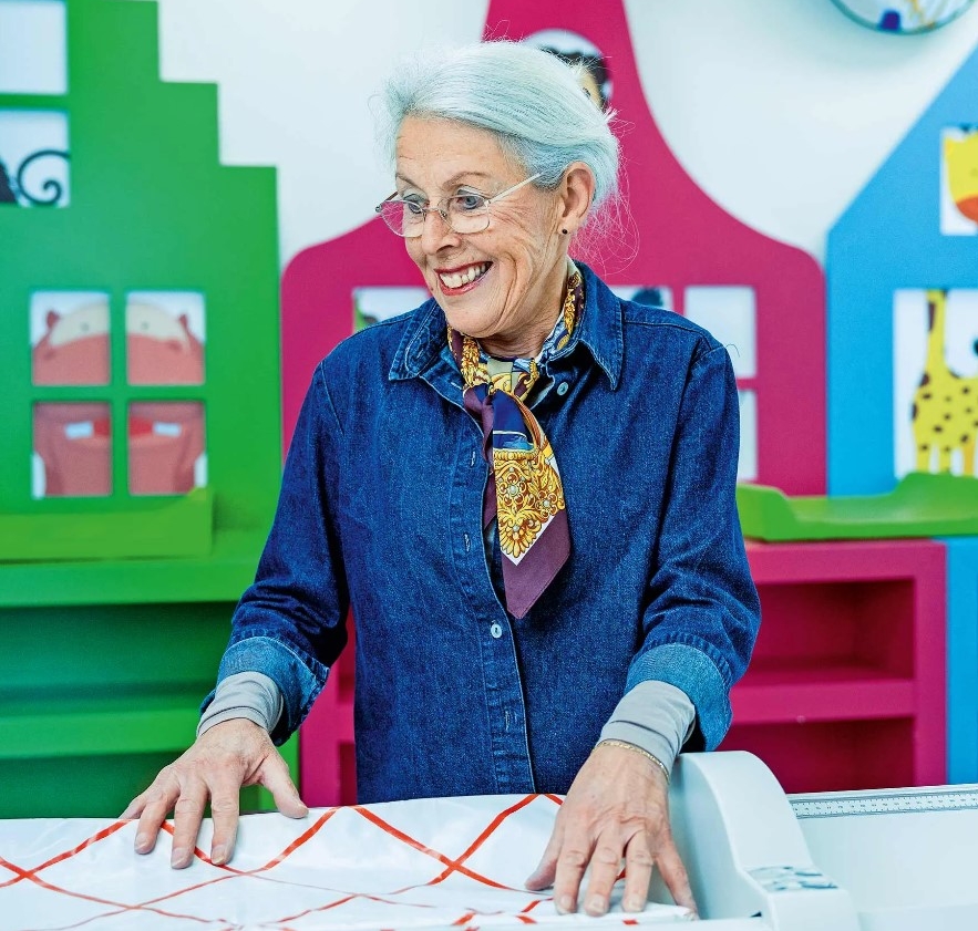 An-Sofie laat in ziekenhuis tools zien voor bevolkingsonderzoek