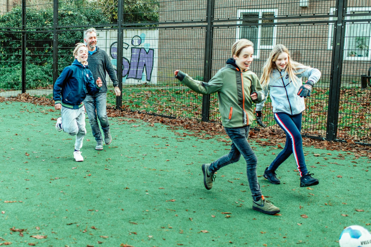 Twee verpleegster met elkaar in gesprek