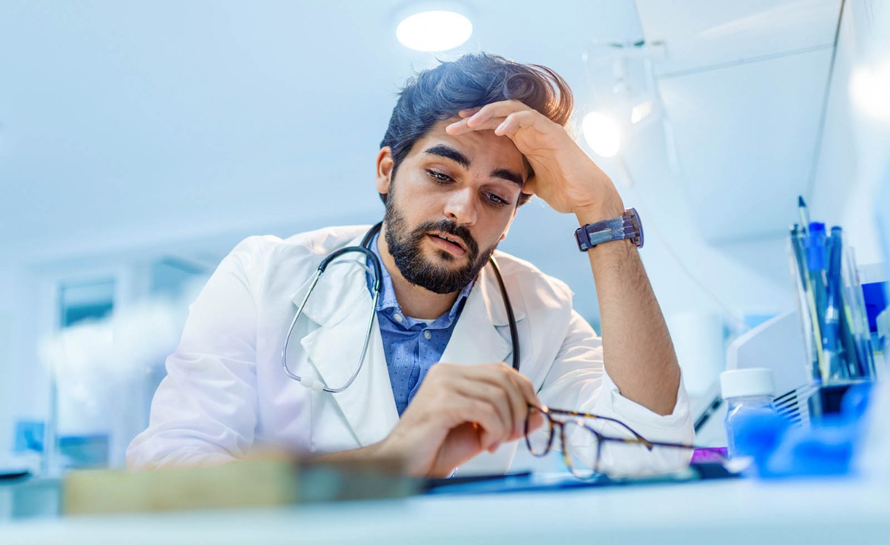 dokter met hand in haar kijkt moe