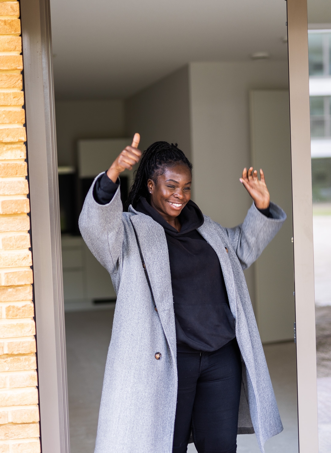 Benedicta in de deuropening van haar nieuwe woning