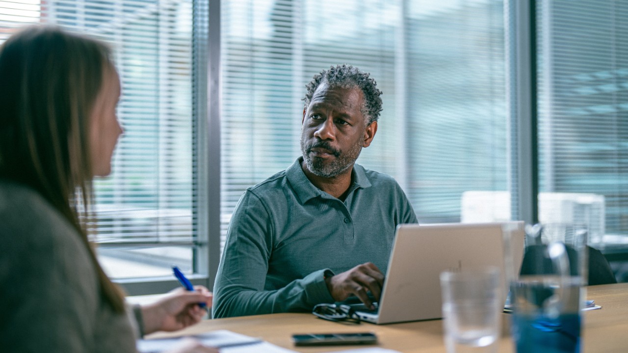 Man doet administratie